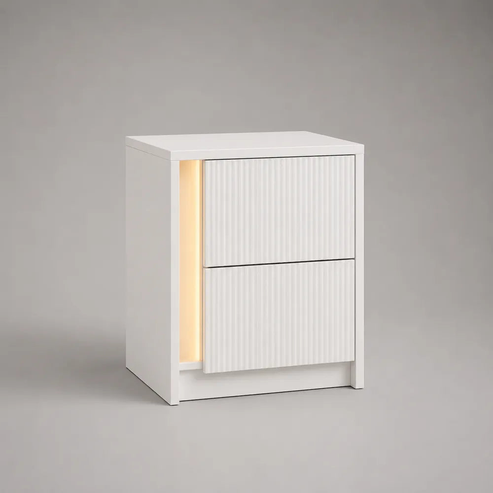 Comodino 45 x 40 x 50 cm in MDF bianco con 2 cassetti frontali a doghe verticali e illuminazione LED laterale integrata