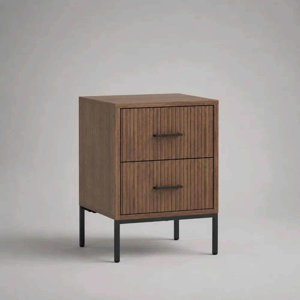 Comodino 45x40x55 cm in MDF effetto noce scuro con due cassetti frontali scanalati e gambe in metallo nero forma rettangolare